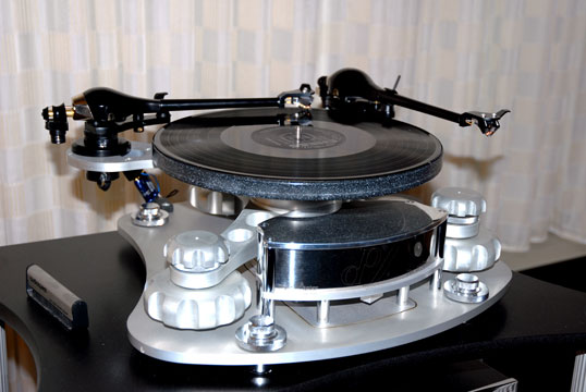 019_EAR_turntable.jpg