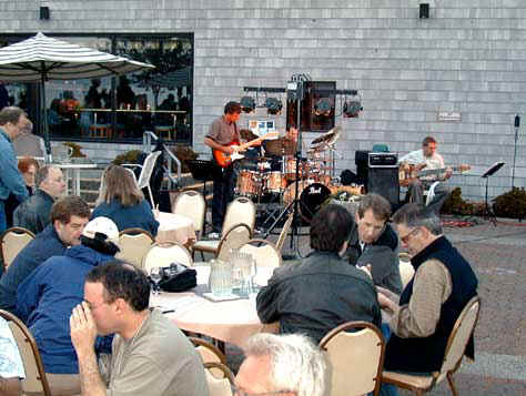 band_crowd_outside.jpg (33805 bytes)