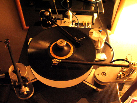 clearaudio_turntable.jpg (50549 bytes)