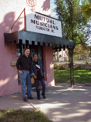 TheAuthorRamondaDoakes.jpg (44252 bytes)