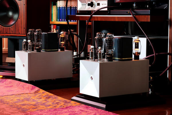 Thrax Maximinus D/A Converter, Dionysos Preamplifier, Spartacus Power 
Amplifier