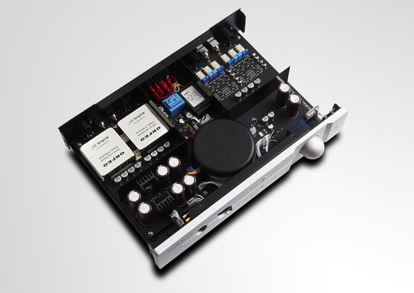AURALiC VEGA DSD DAC & TAURUS Mk. II Balanced Headphone Amplifier
