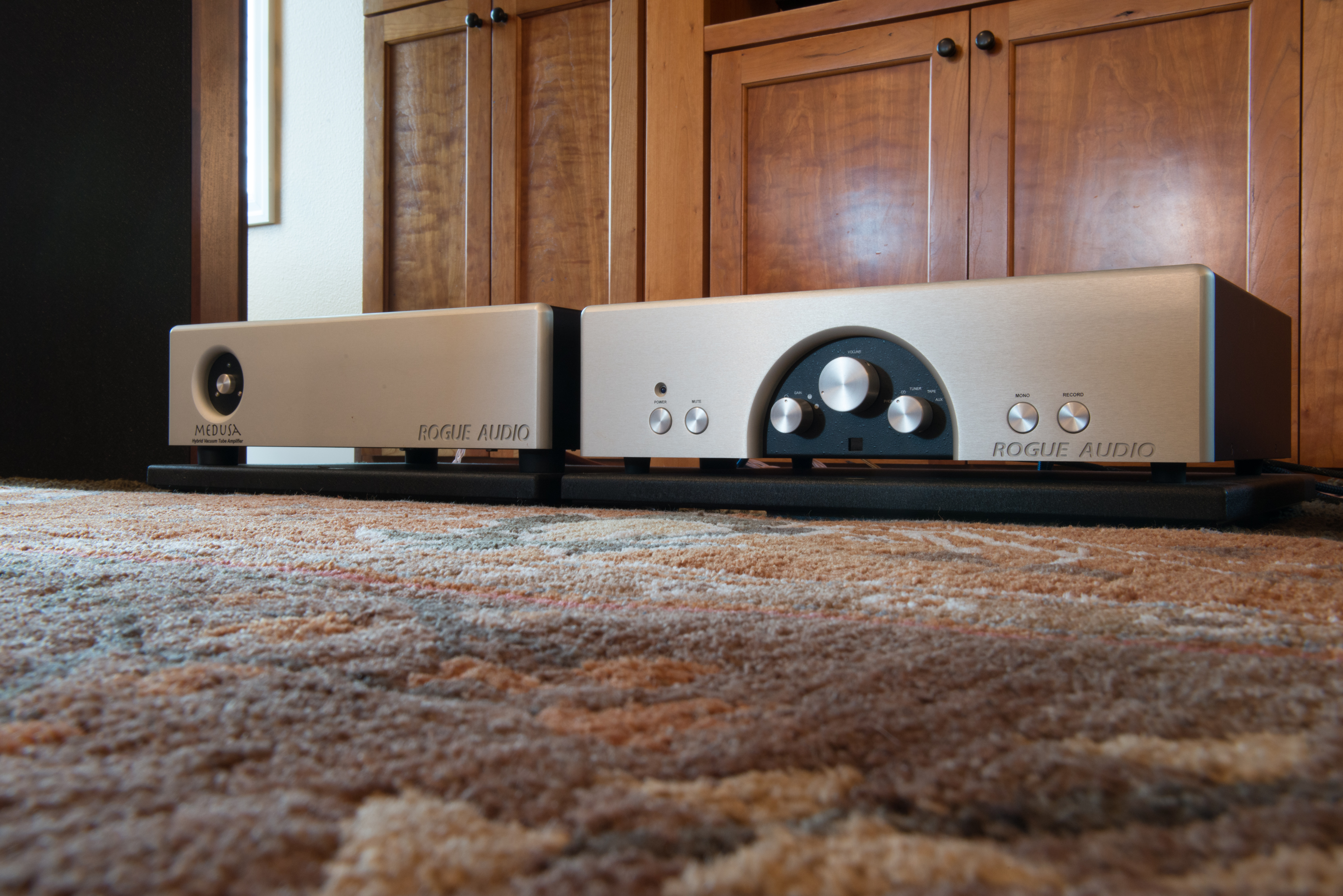 Rogue 
			Audio tube R99 Super Magnum Preamp and Medusa Hybrid Vacuum Tube